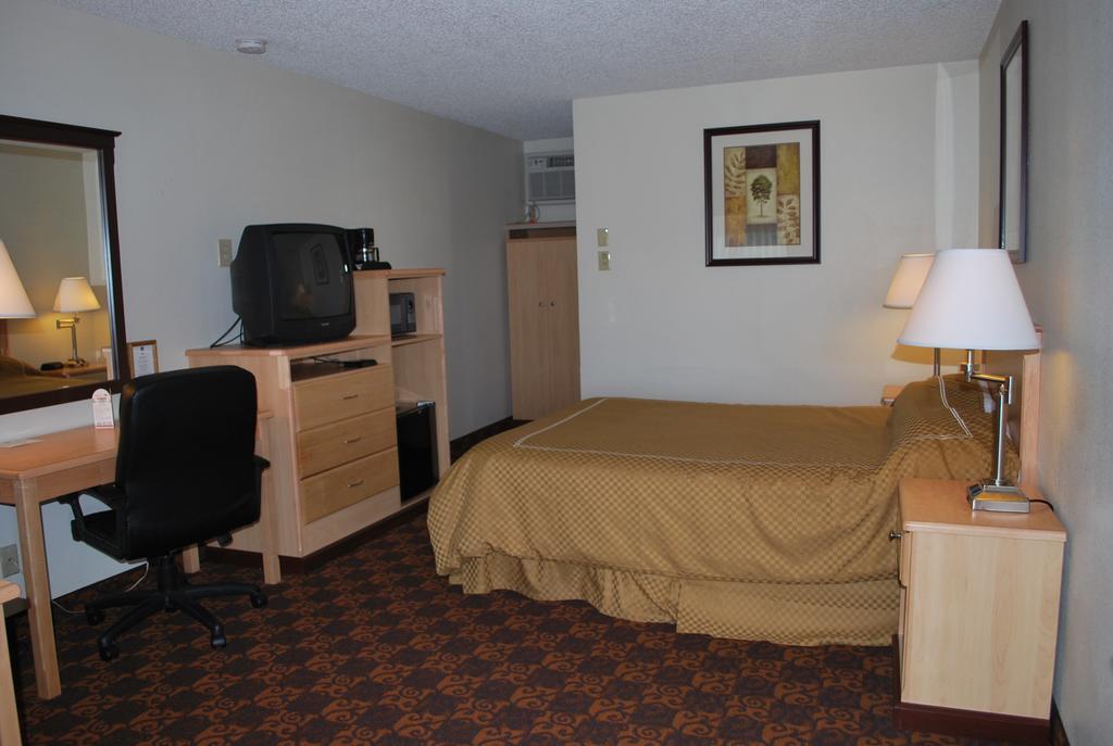 Days By Wyndham Black Bear Hotel Salem